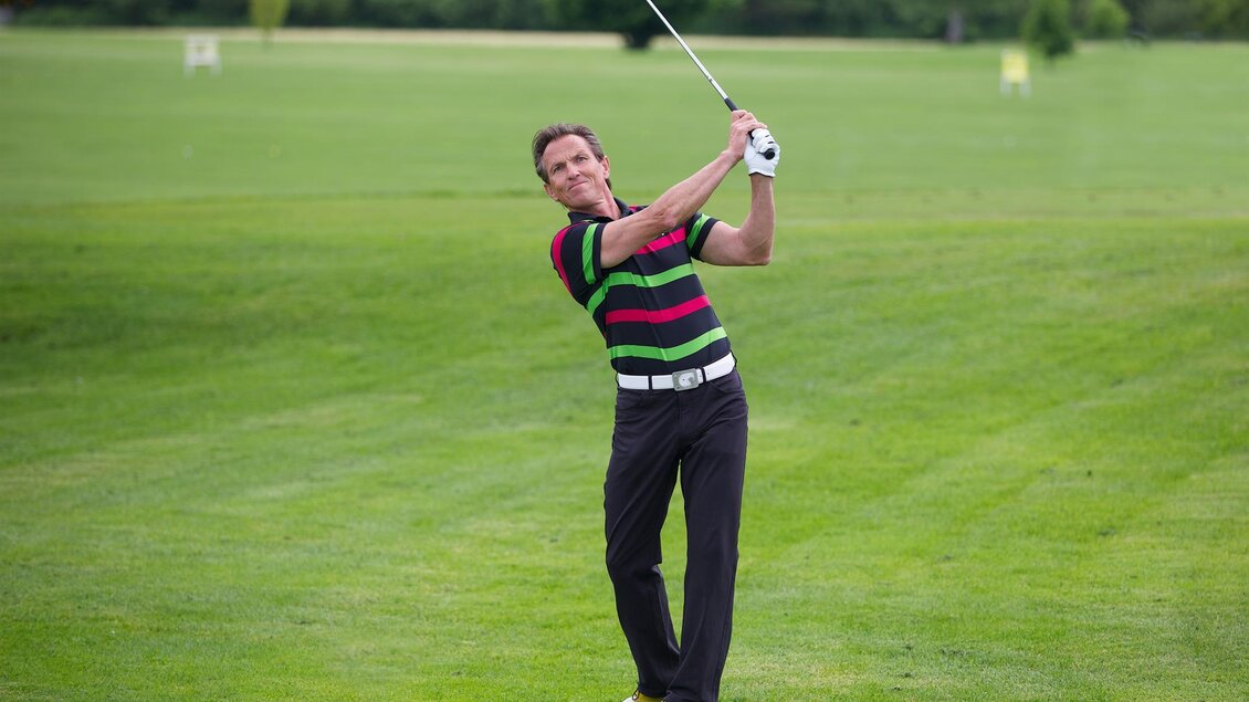 Ein Mann spielt Golf auf einem grünen Rasenplatz. Er macht einen Schwung mit einem Golfschläger. | © Golf Club Murtal