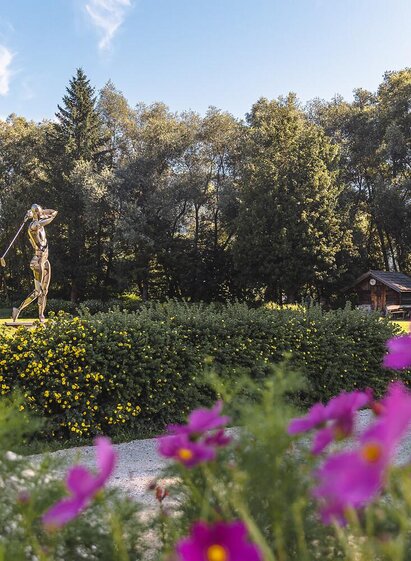 Tee 1 mit Golfer und Starthaus | © Thomas Sattler | Thomas Sattler | © Thomas Sattler