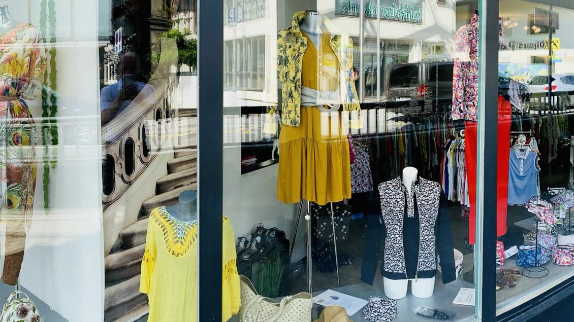 Ein modernes Schaufenster mit verschiedenen Kleidungsstücken in bunten Farben. Die Kleidung ist gut sichtbar und präsentiert eine stilvolle Auswahl für Kunden. | © Golf-Fashion-Lifestyle Judith Schraberger