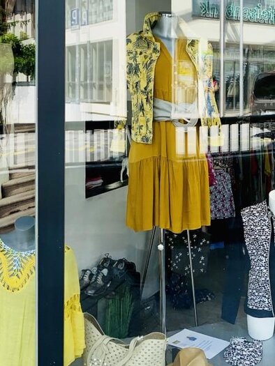 Ein modernes Schaufenster mit verschiedenen Kleidungsstücken in bunten Farben. Die Kleidung ist gut sichtbar und präsentiert eine stilvolle Auswahl für Kunden. | © Golf-Fashion-Lifestyle Judith Schraberger