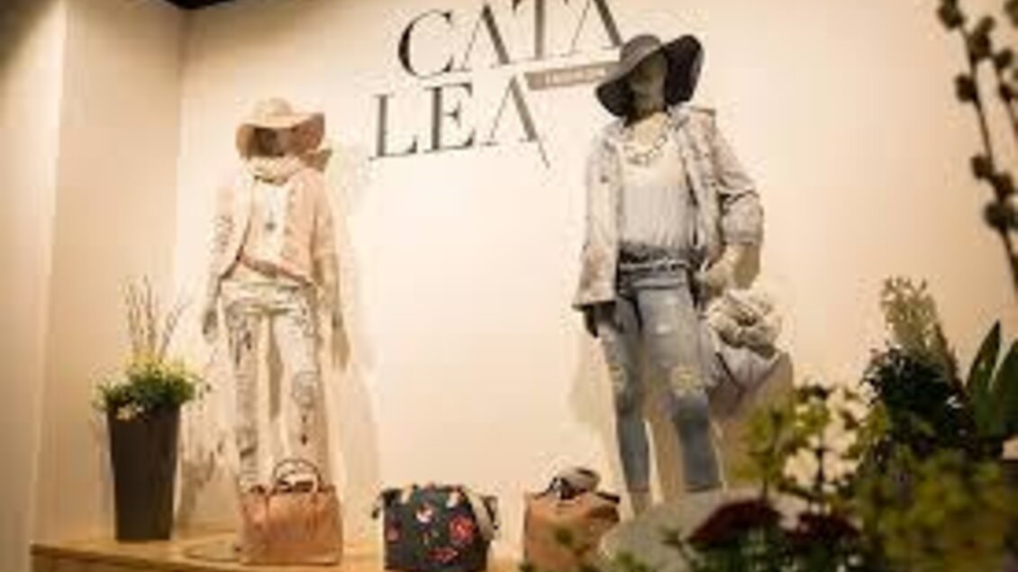 Schaufenster mit zwei Mannequins, die modische Kleidung und Accessoires präsentieren. Im Hintergrund steht der Schriftzug "CATA LEA". | © Mode-Golf-Trendwear Judith Schraberger