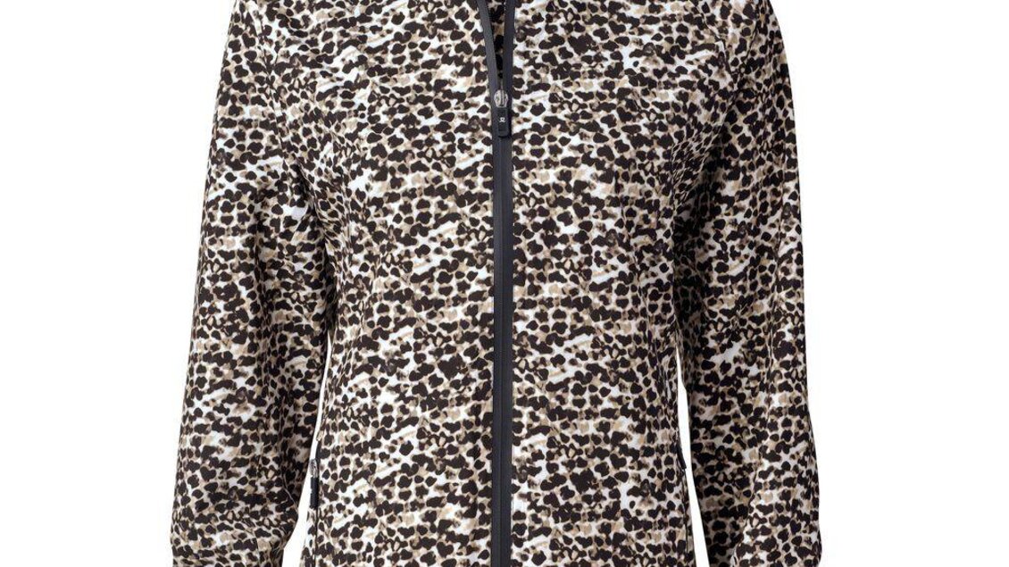 Eine modische Jacke mit einem auffälligen Leopardenmuster. Sie hat einen hohen Kragen und einen Reißverschluss. | © Mode-Golf-Trendwear Judith Schraberger