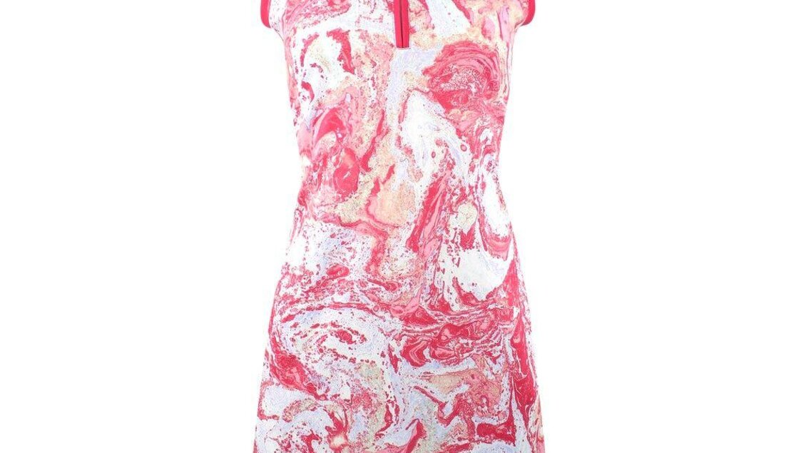 Ein schickes, ärmelloses Kleid mit abstraktem, marmoriertem Design in Rosa- und Rottönen. Es hat einen kurzen Reißverschluss und passt perfekt für verschiedene Anlässe. | © Golf-Fashion-Lifestyle Judith Schraberger