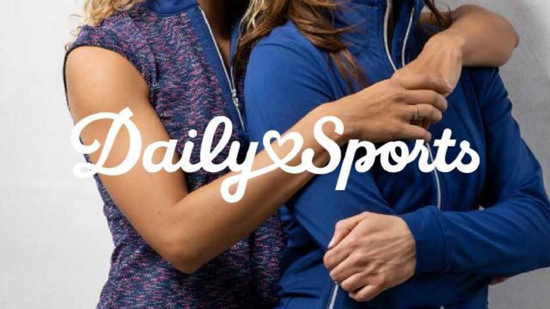 Zwei Frauen posieren in modischer Sportkleidung. Der Hintergrund ist schlicht und der Fokus liegt auf den Outfits und dem Logo der Marke. | © Golf-Fashion-Lifestyle Judith Schraberger