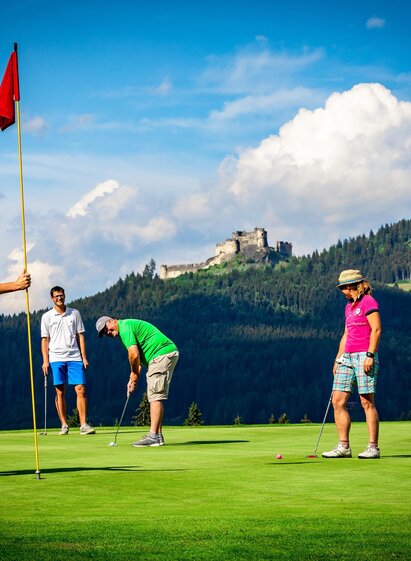 Golfen mit Blick auf die Burgruine Steinschloss | Mediadome | © SMG Mariahof