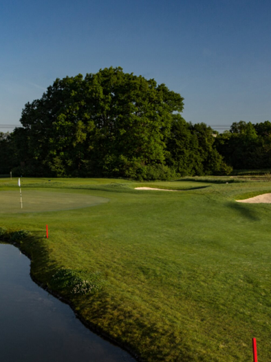Golfrasen mit Sandlöcher und Teich | © GC Grazer MurAuen