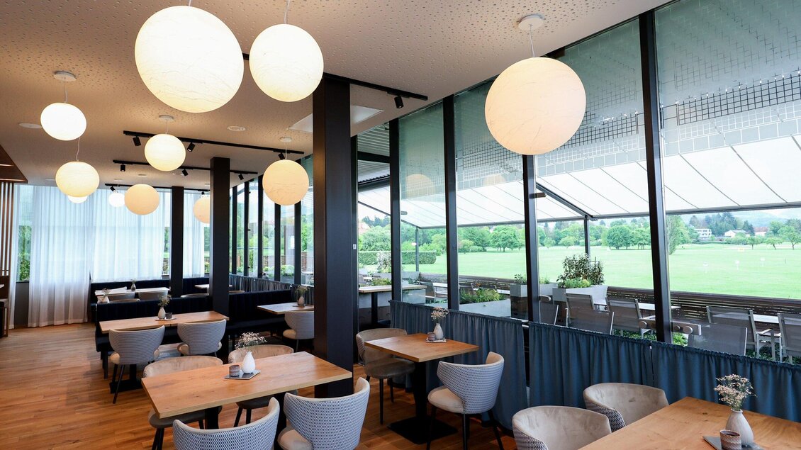 <p>Ein modernes Restaurant mit großen Fenstern und heller Beleuchtung. Holztische und bequeme Stühle schaffen eine einladende Atmosphäre.</p>
 | © GEPA-pictures - Murhof Gruppe