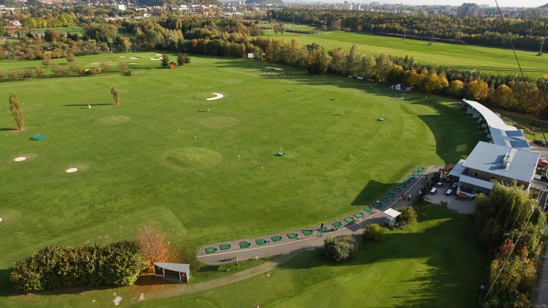 <p>Ein weites Golfgelände mit grünen Fairways und mehreren Bunkern. Einige Golfspieler sind auf dem Platz unterwegs.</p>
 | © GEPA-pictures - Murhof Gruppe