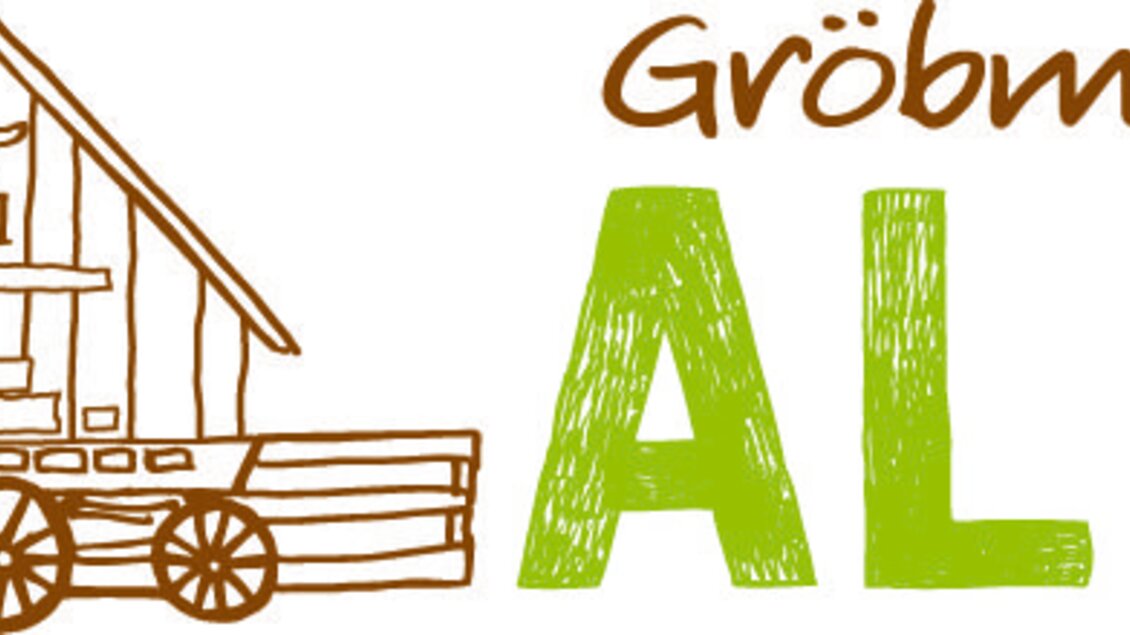 Ein einfaches, skizzenhaftes Bild eines Bauernhauses mit einem Wagen davor. Der Text "Gröbminger ALM" ist in einer Mischung aus Braun und Grün dargestellt. | © Gröbminger Alm