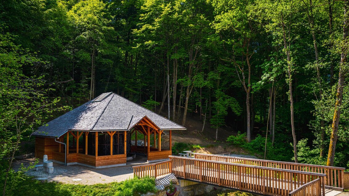 Holzpavillon der Gradieranlage am Waldrand mit Sitzplätzen | © Region Graz - Bernd Grosseck
