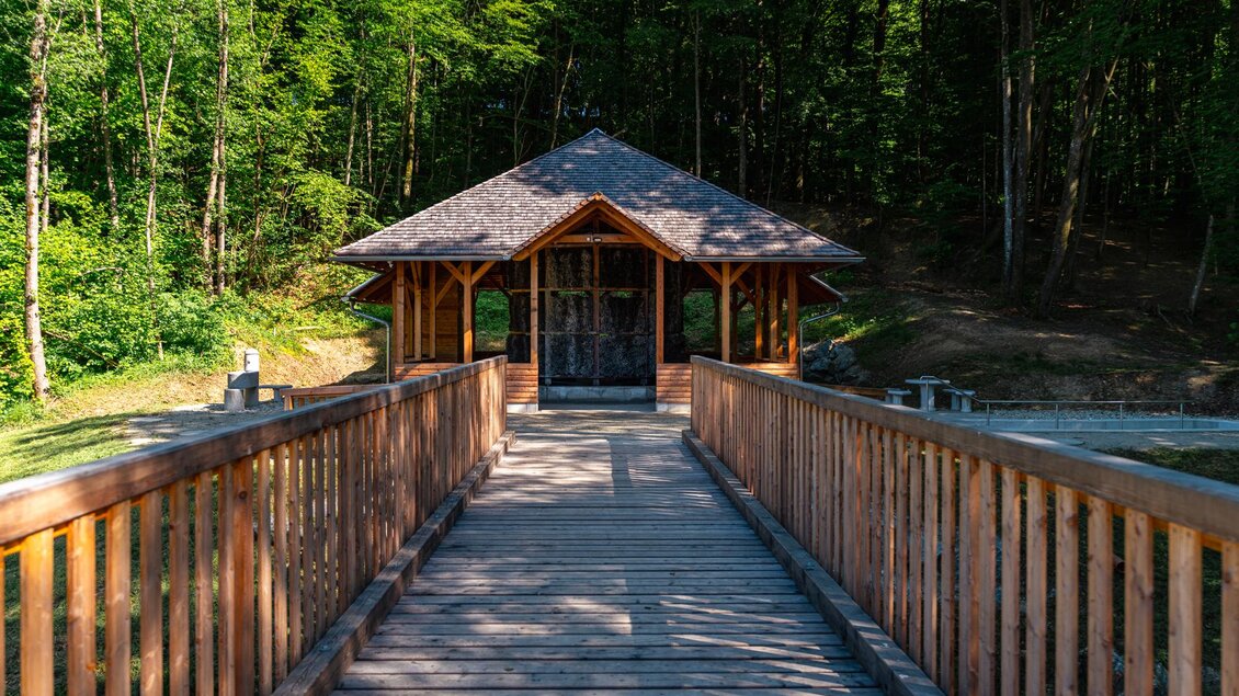 Holzbrücke führt zur Gradieranlage am Waldrand in Eggersdorf | © Region Graz - Bernd Grosseck