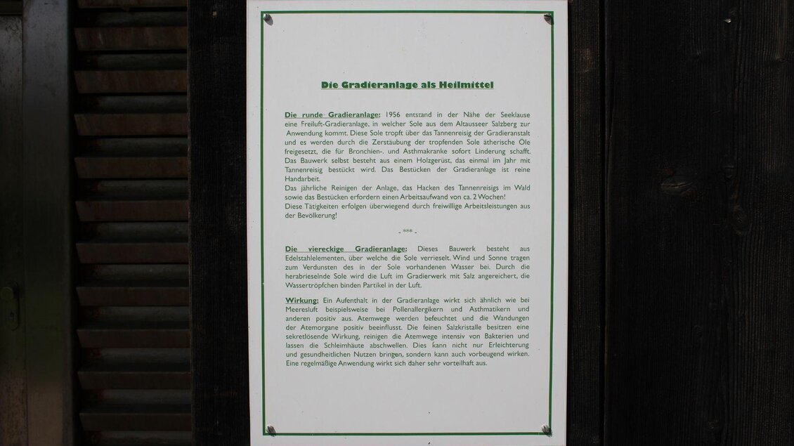 Ein Informationsschild über die Gradieranlage. Es beschreibt die Geschichte und Bedeutung dieser Einrichtung zur Salzproduktion. | © Viola Lechner