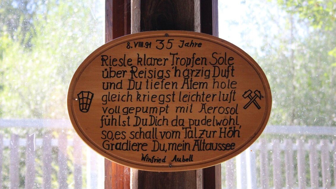 Ein hölzernes Schild mit einer beschrifteten Botschaft über Sole und das Atmen von Aerosolen. Das Schild ist von natürlichem Licht umgeben und zeigt handgefertigte Schrift. | © Viola Lechner