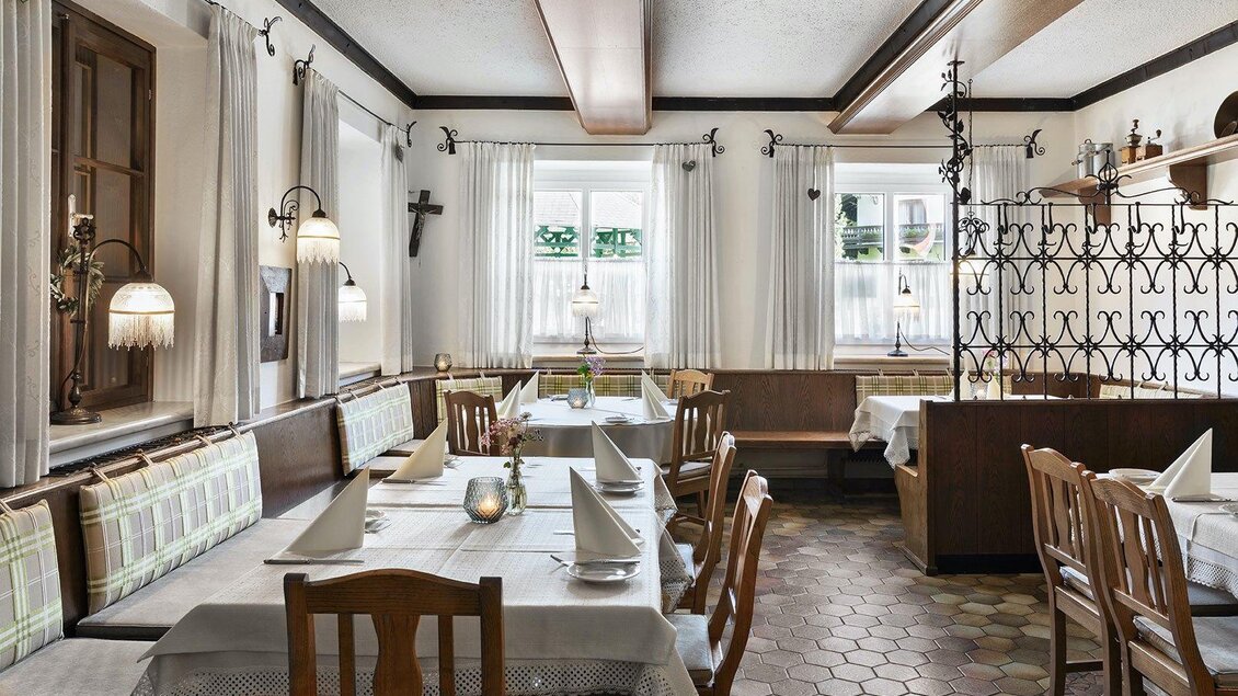 Ein gemütliches Restaurant mit Holzstühlen und Tischen. Die Wände sind hell, und große Fenster sorgen für viel Tageslicht. | © GrafenWirt
