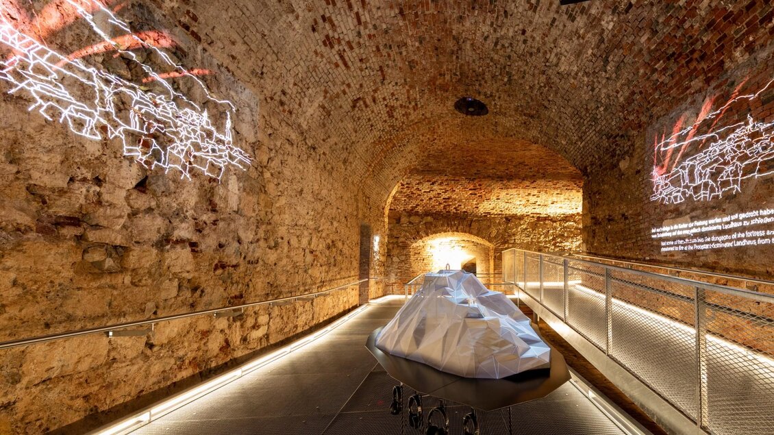 Beleuchtete Gewölbeinstallation mit Stadtmodell im Graz Museum Schlossberg | © Graz Tourismus-Harry Schiffer