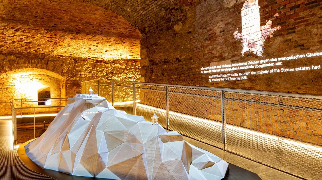 Beleuchtetes 3D-Modell des Grazer Schlossbergs mit Wandprojektion im Gewölbe  | © Graz Tourismus-Harry Schiffer