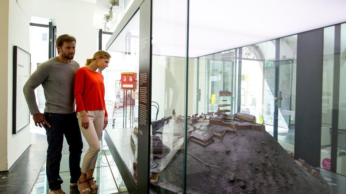 Zwei Personen betrachten ein historisches Modell des Grazer Schlossbergs im Graz Museum  | © Graz Tourismus- Tom Lamm