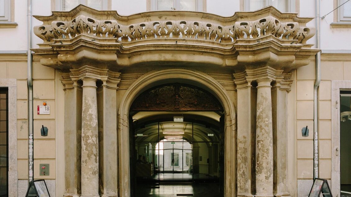 Der historische Eingang des Graz Museums mit barockem Portal in der Sackstraße 18 | © Sebastian Reiser