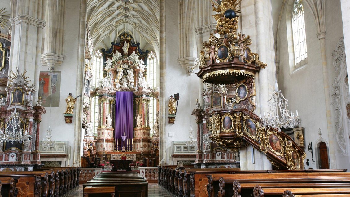 Eine prächtige Kirche mit kunstvollen Altären und einer beeindruckenden Kanzel. Licht strömt durch große Fenster und verleiht dem Raum eine heilige Atmosphäre. | © Graz Tourismus - Harry Schiffer