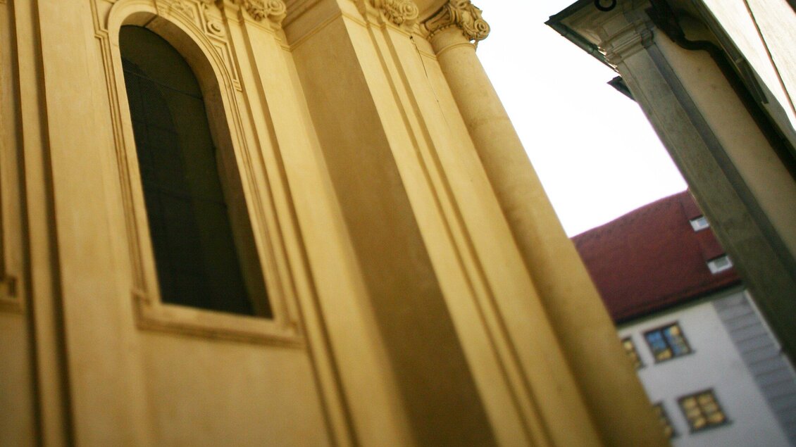 Ein Blick auf die Wand einer historischen Gebäude mit einer eleganten Fensteröffnung. Die Architektur ist schlicht und dennoch beeindruckend. | © Graz Tourismus - Harry Schiffer