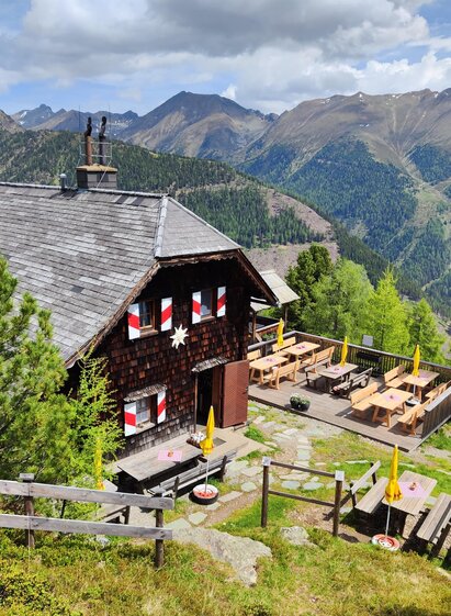 Grazer Hütte mit Bergpanorama | Anna Wolf | © Anna Wolf