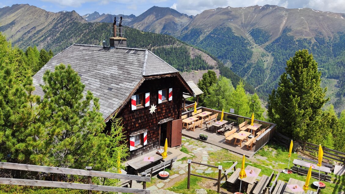 Grazer Hütte und im Hintergrund das imposante Bergpanorama. | © Anna Wolf