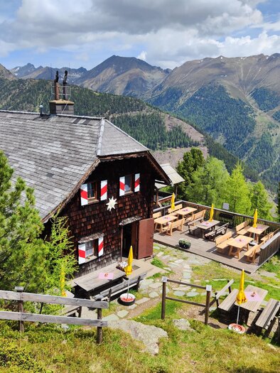 Graz hut and in the background the impressive mountain panorama. | © Anna Wolf
