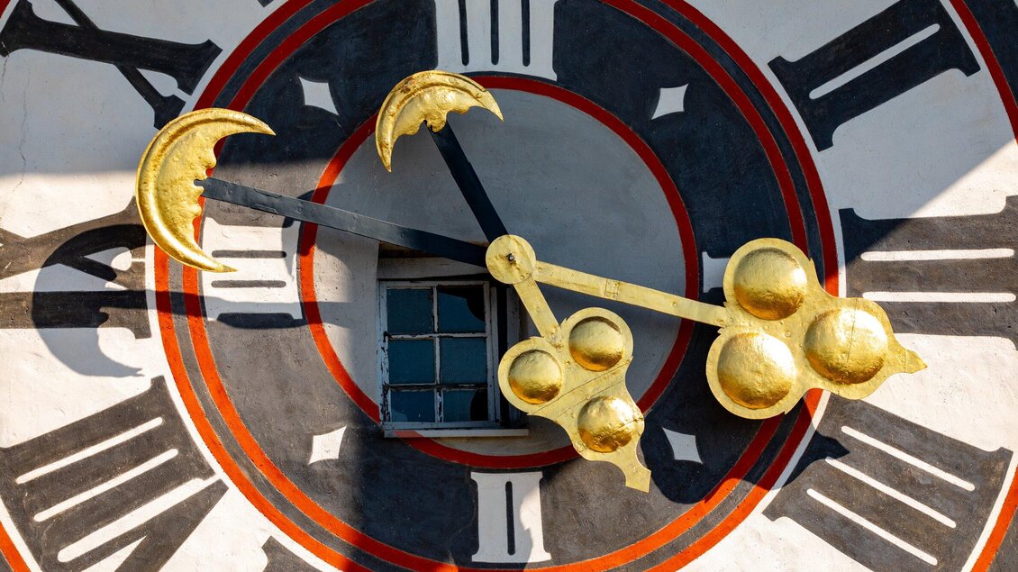 Eine große, dekorative Uhr mit goldenen Zeigern und einem auffälligen Ziffernblatt. Die Elemente sind detailreich gestaltet und verleihen dem Bild eine besondere Note. | © Graz Tourismus - Harry Schiffer