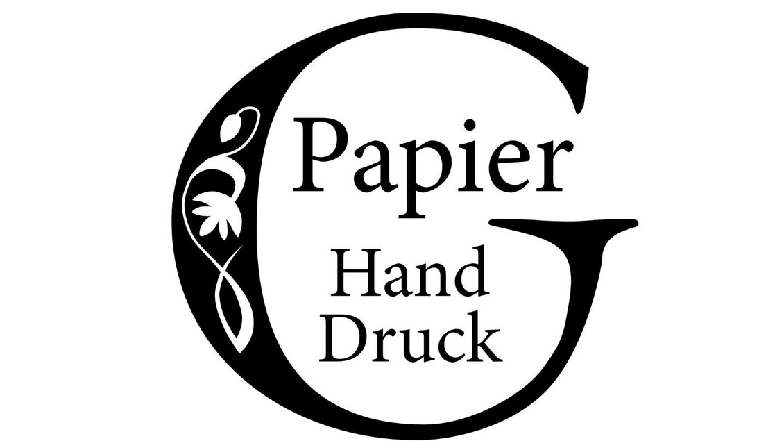 Ein schlichtes Logo mit dem Buchstaben "G". Es enthält die Wörter "Papier" und "Hand Druck" in eleganter Schrift. | © Nora Schönfellinger