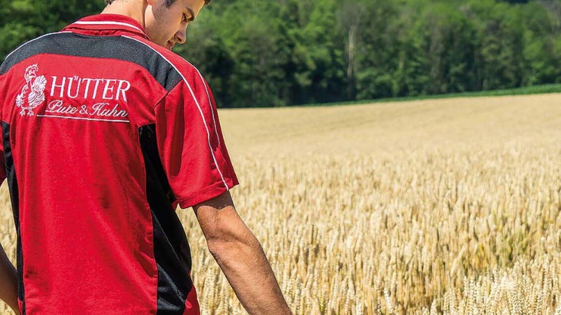 Patrick im Getreidefeld | © Hütter Pute & Huhn