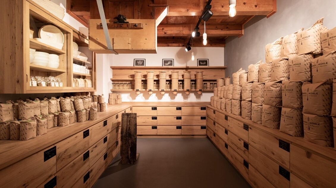 Verkaufsraum mit Holzregalen, Mehlsäcken und Spendern in der Haindl-Mühle in Kalsdorf | © ee photograph - Elena Egger