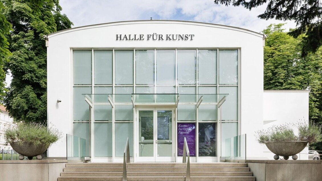 Frontalansicht der Halle für Kunst Steiermark mit Glasfassade und Treppenaufgang  | © kunst-dokumentation