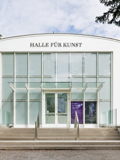 Frontalansicht der Halle für Kunst Steiermark mit Glasfassade und Treppenaufgang  | © kunst-dokumentation