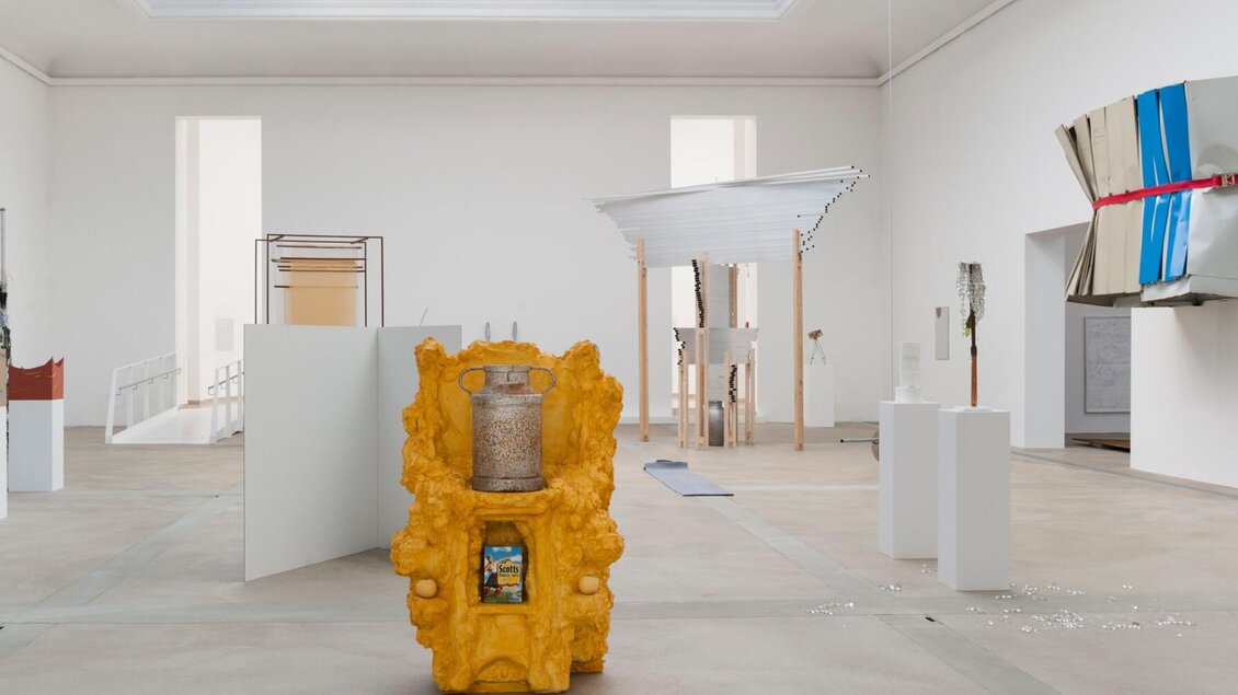 Innenraum der Halle für Kunst Steiermark mit moderner Skulpturen-Ausstellung  | © Markus Krottendorfer