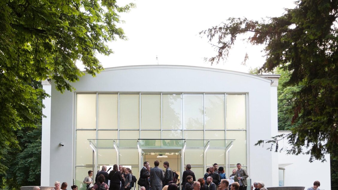 Menschen versammeln sich vor dem Eingang der Halle für Kunst Steiermark bei einer Ausstellungseröffnung | © Maria Schnabl