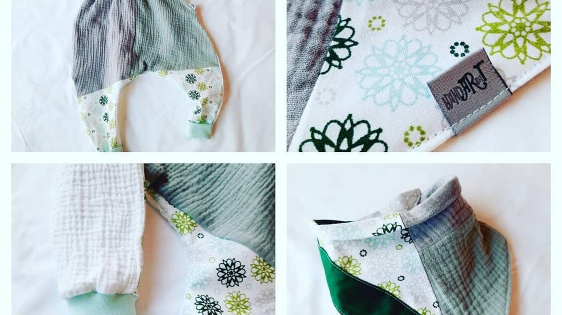 Ein Set für Kleinkinder bestehend aus einer Hose und einem Halstuch. Die Kleidung hat ein florales Muster in sanften Grüntönen und Grautönen. | © Handarbeit Babsl näht