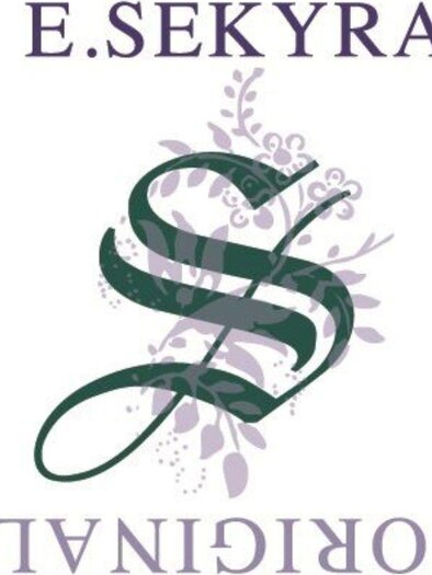 A craftsman is working on a colorful fabric pattern with a wooden mold. The hands are focused on the task while the fabric lies on the table. | © Handdrucke Sekyra-Helge Kirchberger