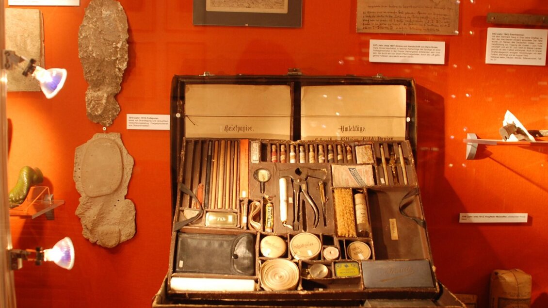 Historischer Spurensicherungskoffer mit Werkzeugen im Kriminalmuseum Graz  | © Hans Gross Kriminalmuseum-Universitätsmuseum