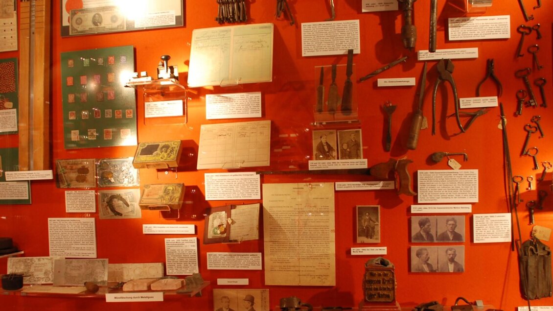Wand mit historischen Tatwerkzeugen, Dokumenten und Fotos im Kriminalmuseum Graz | © Hans Gross Kriminalmuseum-Universitätmuseum