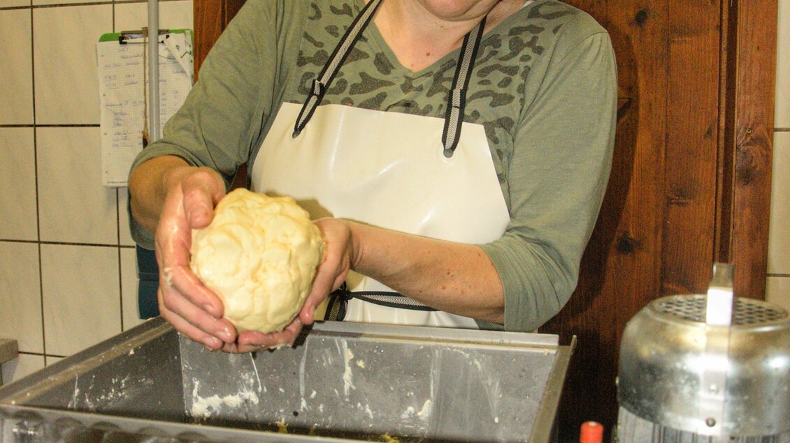 Butterproduktion auf der Harmeralm | © Marlene Eggmayer