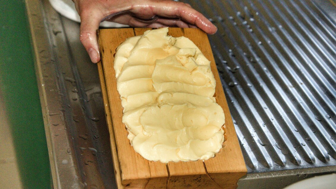 Butterproduktion auf der Harmeralm | © Marlene Eggmayr