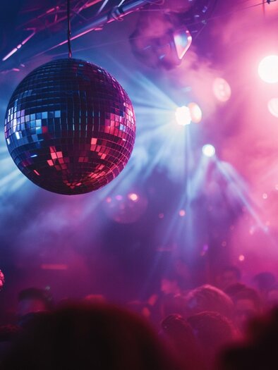 A sparkling disco ball hangs from the ceiling, the room is bathed in blue and purple-pink light - party vibe | © Midjourney - Benedikt Trummer