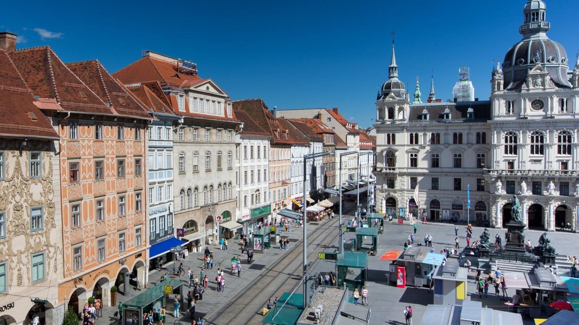 Blick auf den Grazer Hauptplatz mit Marktständen, Rathaus und barocken Fassaden  | © Graz Tourismus-Harry Schiffer