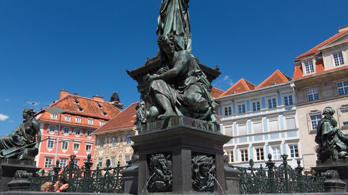 Detailaufnahme des Erzherzog-Johann-Brunnens am Grazer Hauptplatz bei Tageslicht | © Graz Tourismus-Harry Schiffer