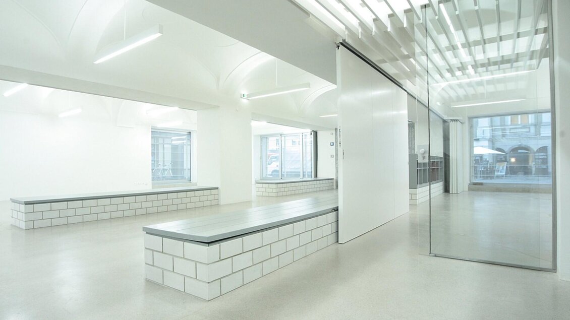 Weißer, offener Ausstellungsraum mit Sitzbänken im Haus der Architektur Graz | © J. J. Kucek