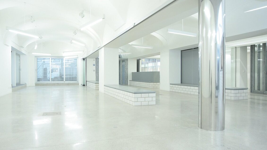 Heller Raum mit Gewölbedecke, Sitzbänken und Stahlsäule im Haus der Architektur Graz | © J. J. Kucek