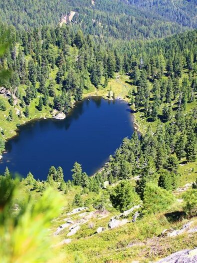 A picturesque mountain lake surrounded by green forests. The landscape is tranquil and inviting. | © TVB Murau