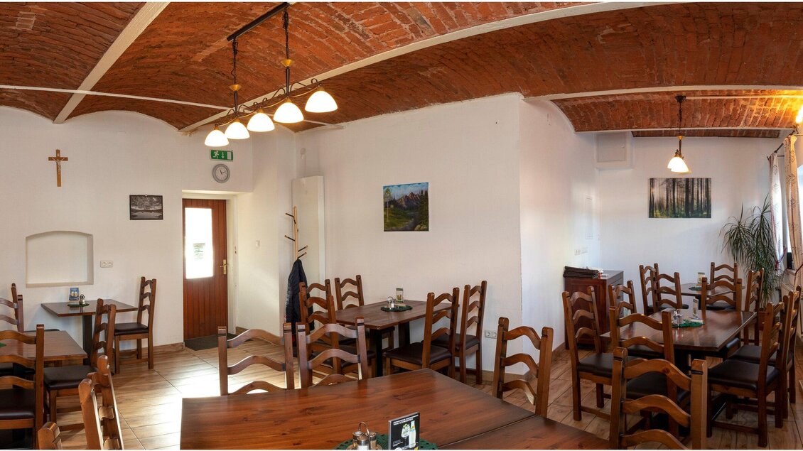 Ein gemütliches Restaurant mit Holztischen und Stühlen. Die Wände sind hell gestrichen und es gibt einige Wandbilder sowie eine schöne Decke aus Ziegelsteinen. | © TV Region Graz- Lunghammer