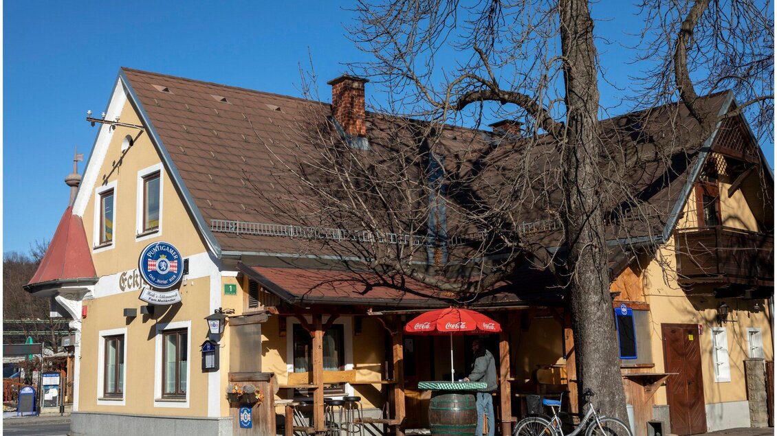 Ein gemütliches Gasthaus mit einer Terrasse. Der Himmel ist klar und die Umgebung ist ruhig. | © TV Region Graz- Lunghammer