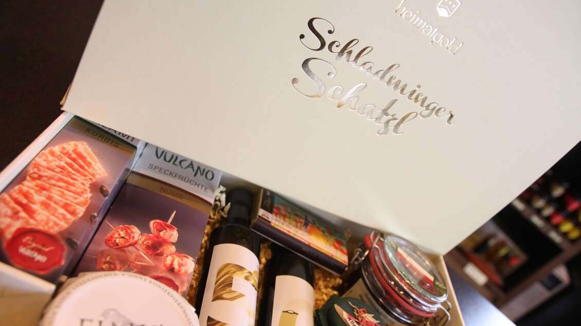 Eine hübsche Geschenkbox mit verschiedenen kulinarischen Produkten. Sie enthält Snacks, Öle und Dips in ansprechender Verpackung. | © Heimatgold